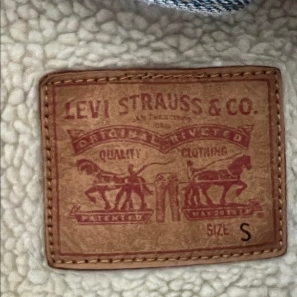 Levi’s Sherpa Trucker Denim Jacket with Floral Embroidery – Size S - Picture 5 of 7